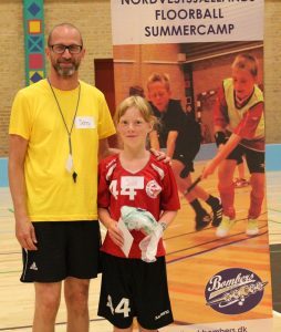 Julie Dehli Sørensen (th) blev vinder af Camp Konkurrencen. Gavekort overrakt af instruktør Jens Albagaard