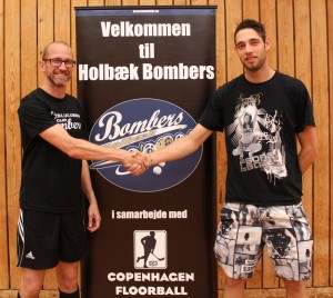 Jens Albagaard (tv) byder Jannick Mortensen (th) velkommen som ny herretræner i Holbæk Bombers